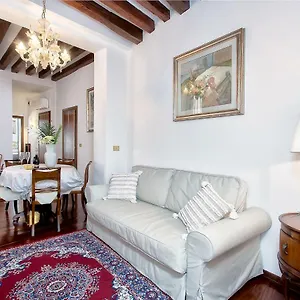 https://residenza-calle-larga-san-marco.hotelinveneto.com